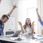 Equipe de vendedores celebrando lucro