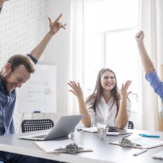 Equipe de vendedores celebrando lucro