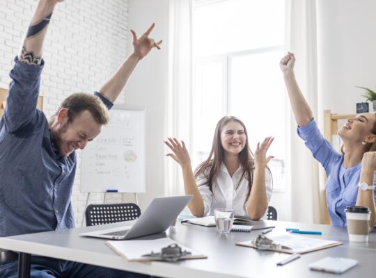 Equipe de vendedores celebrando lucro