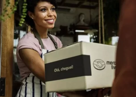 Mulher entrega caixa para Coleta Mercado Livre