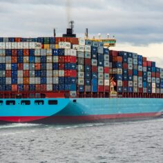 Navio cargueiro com contêineres a bordo