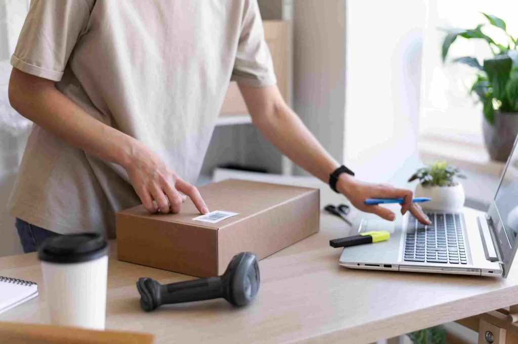 Homem cadastrando entrega de produto em loja online