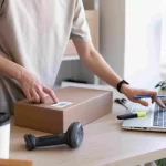 Homem cadastrando entrega de produto em loja online