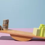 Uma balança equilibrando caixas e dólares em cada extremidade