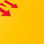 Fundo amarelo com várias setas vermelhas apontando para baixo indicando categoria em queda