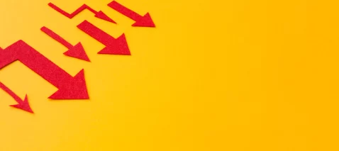 Fundo amarelo com várias setas vermelhas apontando para baixo indicando categoria em queda