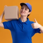 Mulher de camisa azul segurando uma caixa de frete grátis Mercado Livre em fundo amarelo