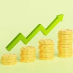 Colunas de moedas aumentando da esquerda para direita logo abaixo de um gráfico verde indicando alta