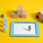 Fundo amarelo com tablet com localização marcada com caixas, van de entrega e gráfios em volta