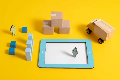 Fundo amarelo com tablet com localização marcada com caixas, van de entrega e gráfios em volta