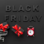 Fundo preto escrito Black Friday em cima com carrinho de compras, presentes e despertador logo abaixo