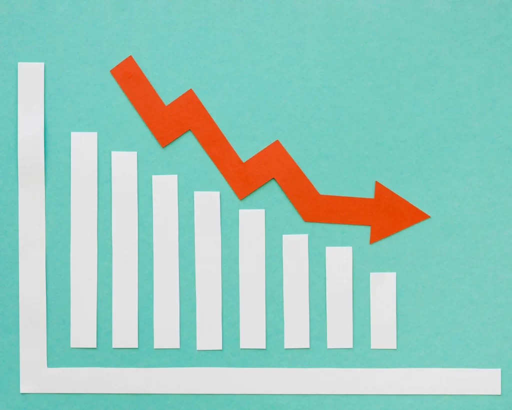 Gráfico descrescente branco com um marcador de queda em vermelho em fundo azul