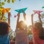 Crianças brincando no dia das Crianças com origamis em parque