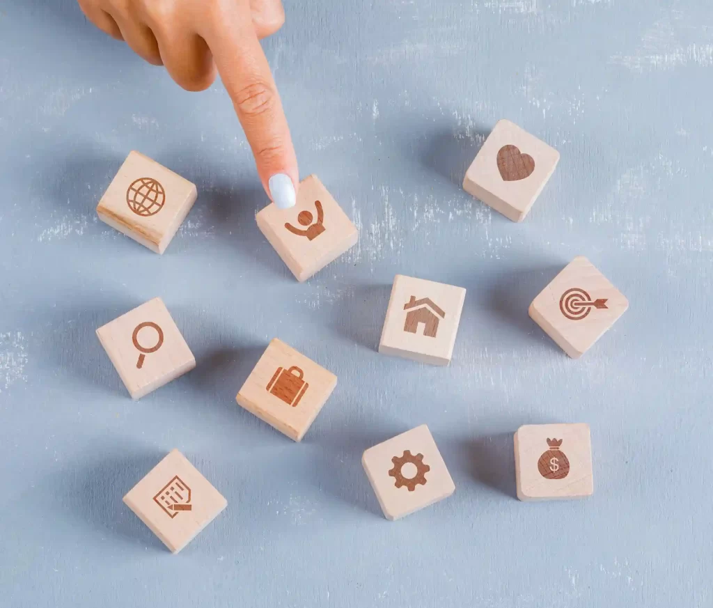 Vários dados que representam nichos e categorias sobre fundo azul