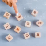 Vários dados que representam nichos e categorias sobre fundo azul