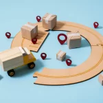 Ilustração de uma rota de entrega com várias marcações de locais, além de caminhões e caixas em fundo azul