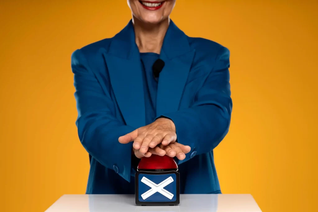 Homem de terno azul apertando botão vermelho com um X em fundo amarelo