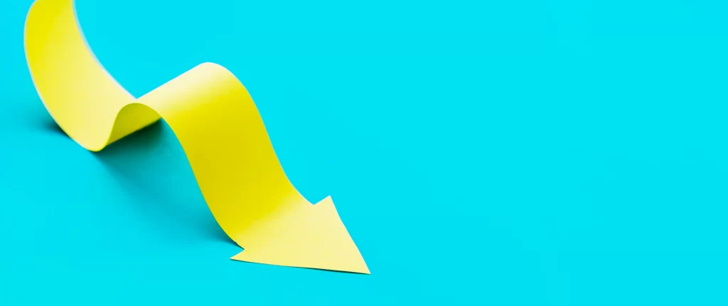 Seta amarela apontando para baixo em fundo azul