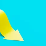 Seta amarela apontando para baixo em fundo azul