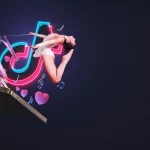 Logo do TikTok e uma mulher dançando saltando da tela de um smartphone em fundo preto
