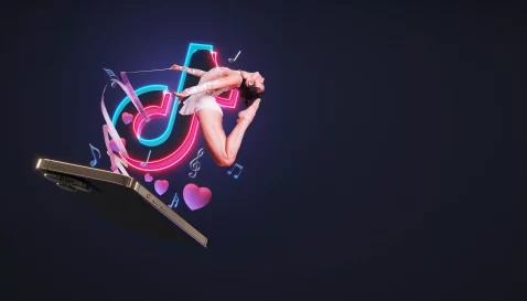 Logo do TikTok e uma mulher dançando saltando da tela de um smartphone em fundo preto