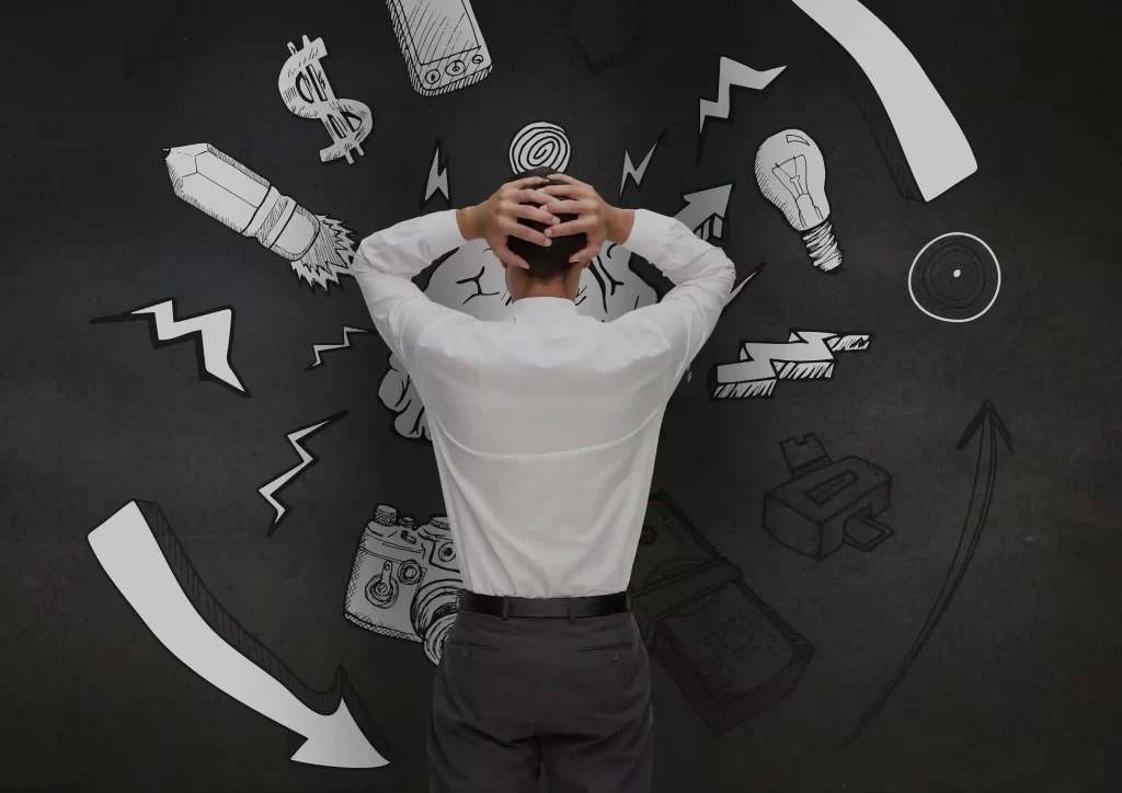 Homem de costas com as mãos na cabeça com vários desenhos ao fundo