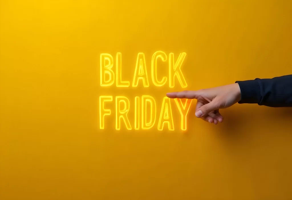 Fundo amarelo com o termo Black Friday escrito também em amarelo com uma mão apontando para as palavras