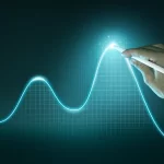 Mão de homem marcando uma onda de vendas em um gráfico preto com linha azul