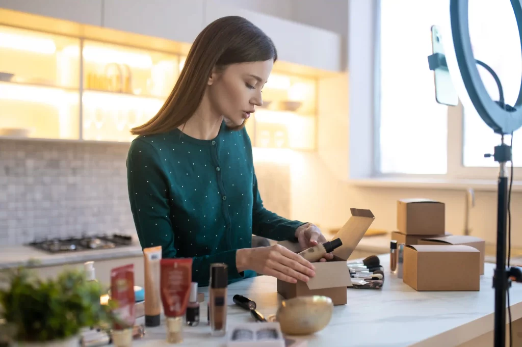 Mulher empacotando produtos que serão vendidos em loja do e-commerce