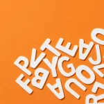 Fundo laranja com diversas letras brancas embaralhadas