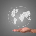 Desenho do planeta terra em um quadro negro com uma mão de homem logo abaixo