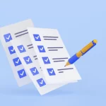 Três folhas brancas com checklists concluídos e uma caneta azul e amarela em fundo azul