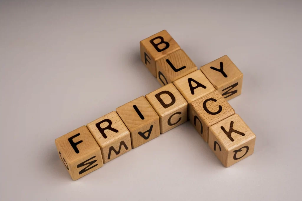 Cubos de madeira com letras formando as palavras Black Friday em formato de cruz.