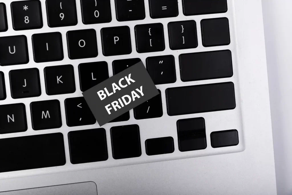 Teclado de um notebook cinza com uma tag em cima escrito Black Friday