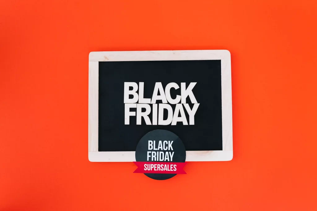 Quadrado preto com bordas brancas escrito Black Friday com fundo vermelho