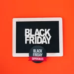 Quadrado preto com bordas brancas escrito Black Friday com fundo vermelho