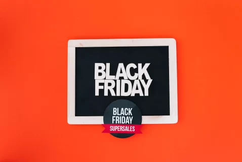 Quadrado preto com bordas brancas escrito Black Friday com fundo vermelho