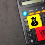 Calculadora com ícones de dinheiro e carrinho de compras, simbolizando reprecificação inteligente no comércio eletrônico