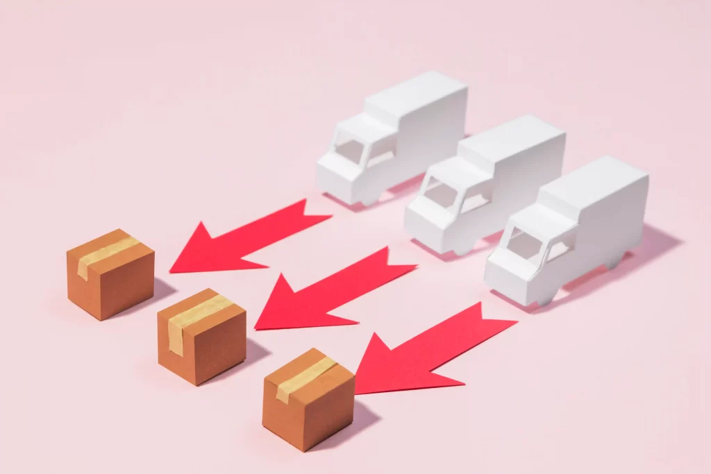 Três caminhões brancos apontados para caixas de papelão com setas vermelhas, simbolizando diferentes opções de entrega e frete no Mercado Livre