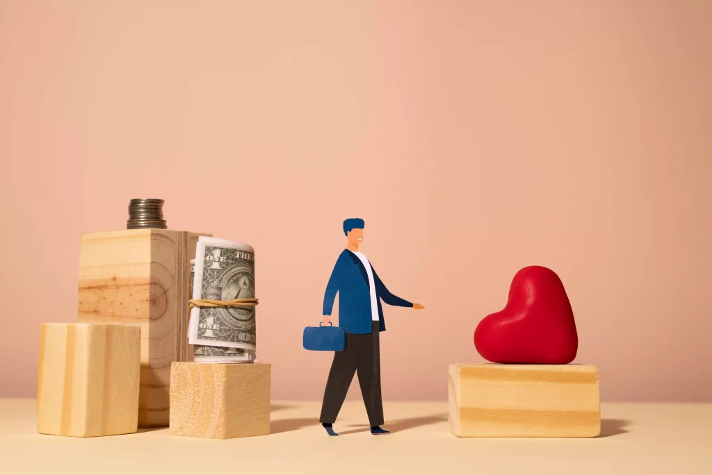 Miniatura de pessoa de terno azul caminhando entre blocos com dinheiro e um coração vermelho, representando a decisão entre lucro real e emoção no negócio