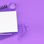 Caderno em branco sobre fundo lilás com caneta, relógio e mini carrinho de compras, simbolizando estratégias de e-commerce para 2026