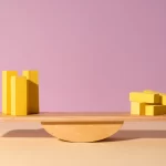 Blocos amarelos em uma gangorra de madeira, representando o equilíbrio entre produtos de entrada e produtos recorrentes