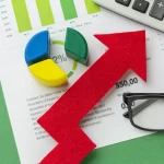 Gráfico financeiro com setas e peças coloridas de pizza sobre a mesa, simbolizando análise de margem, giro e curva ABC para tomada de decisão estratégica