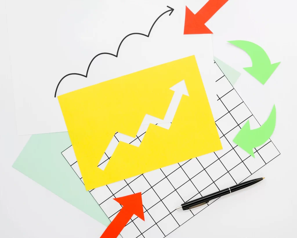 Gráfico ascendente em papel amarelo com setas vermelhas e verdes ao redor, representando crescimento e ajustes no comportamento de compra que levaram à receita recorde do Mercado Livre