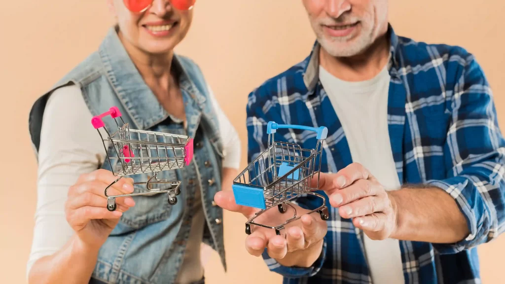 Casal segurando mini carrinhos simbolizando pilares do consumidor em 2026