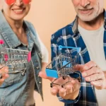 Casal segurando mini carrinhos simbolizando pilares do consumidor em 2026