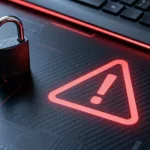 Cadeado sobre um notebook com símbolo de alerta em destaque, representando risco, interpretação incorreta de dados e métricas fora de contexto no digital.