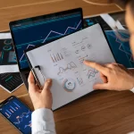 Pessoa analisando gráficos e indicadores de desempenho em telas digitais, avaliando dados para apoiar decisões inteligentes para 2026 no e-commerce.