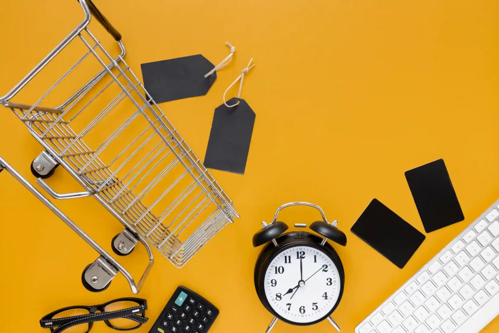 Carrinho de compras, relógio e itens de trabalho representando agilidade no e-commerce em 2026