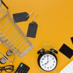 Carrinho de compras, relógio e itens de trabalho representando agilidade no e-commerce em 2026